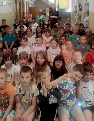 Dziecko trzymające wycinankę przedstawiającą policjanta