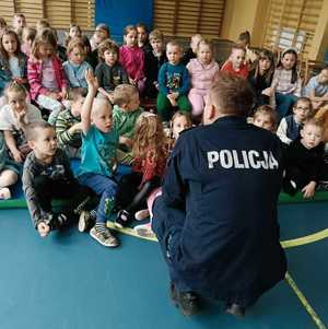 Dziecko trzymające wycinankę przedstawiającą policjanta