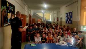 Dziecko trzymające wycinankę przedstawiającą policjanta