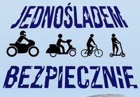 zdjęcie przedstawiające jednoślady z napisem jednośladem bezpiecznie