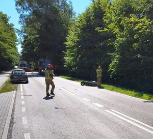 motorower i samochód osobowy biorący udział w zdarzeniu drogowym