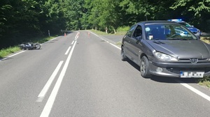 motorower i samochód osobowy biorący udział w zdarzeniu drogowym