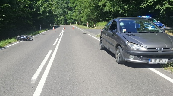 motorower i samochód osobowy biorący udział w zdarzeniu drogowym