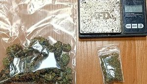 zabezpieczone narkotyki i waga elketroniczna
