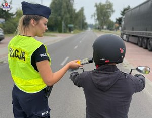 policjantka sprawdzająca trzeźwość