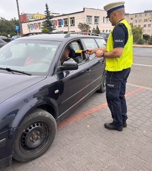policjant badający trzeźwość