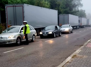 policjant i stojące samochody