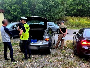 policjant badający trzeźwość