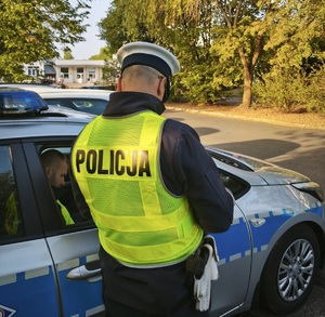 policjanci przy szkole