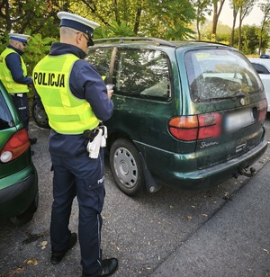 policjanci kontrolujący samochód