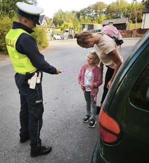 policjant wręcz odblask dziecku