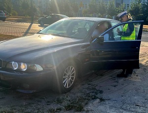 policjantka kontrolująca samochód