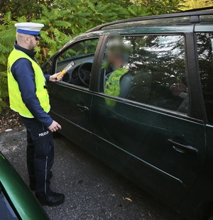 policjant przy samochodzie