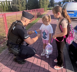 policjant wręcza odblask