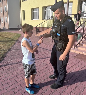policjant wręcza odblask