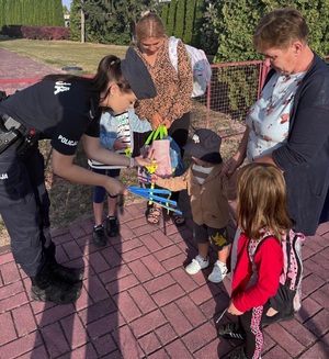 policjantka rozdaje odblaski