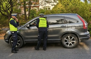 policjanci kontrolujący samochód