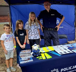 policjant z dziećmi