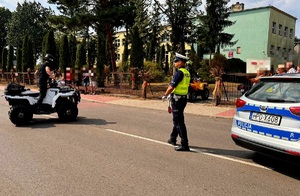 policjant kierujący ruchem