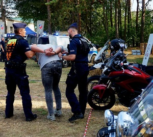 policjanci prowadzący pozoranta