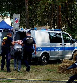 policjanci prowadzący pozoranta