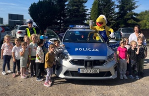 policjanci z dziećmi