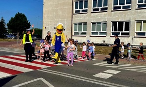 policjanci z dziećmi