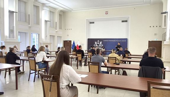 osoby siedzące za biurkami