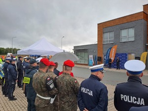 policjanci stojący na placu