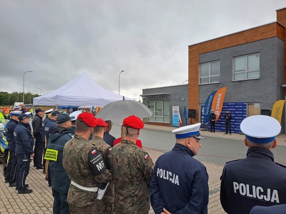 policjanci stojący na placu