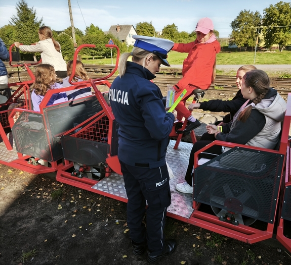 policjanctka rozdaje odblaski