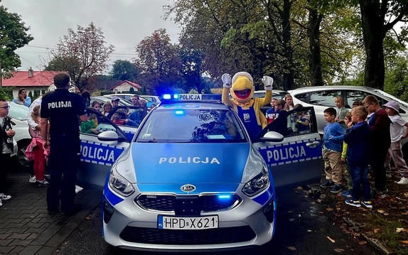 dzieci w radiowozie policyjnym