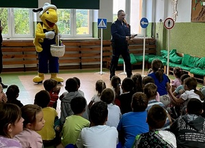 policjant z dziecmi