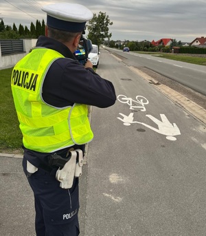 policjant mierzący prędkość