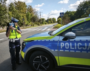 policjantka z miernikiem prędkości
