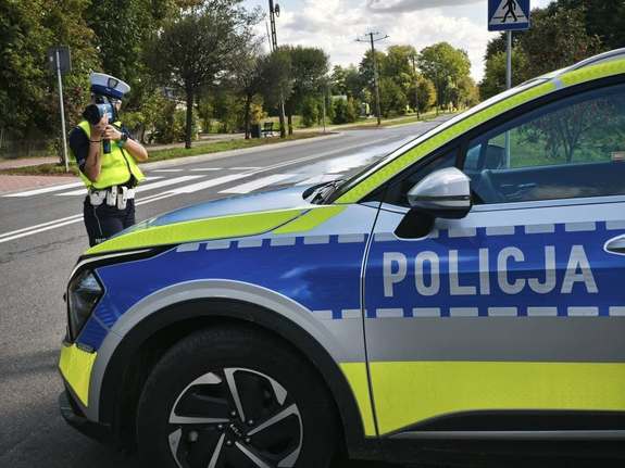 policjantka z miernikiem prędkości