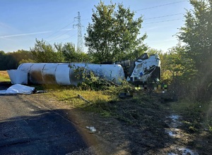 przewrócony samochód ciężarowy