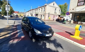 samochód Peugeot stojący na przejściu dla pieszych