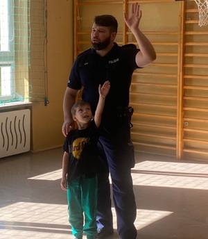 policjant i chłopiec