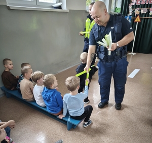 policjant rozdaje odblaski
