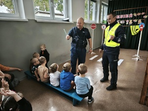 policjanci z dziećmi