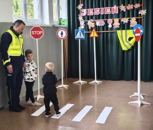 policjant z dziećmi