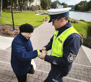 policjant rozdaje odblask