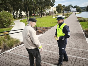 policjant rozdaje odblaski