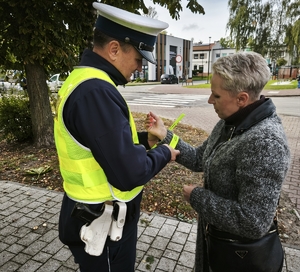 policjant rozdaje odblask