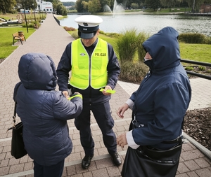 policjant rozdaje odblask
