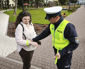 policjant rozdaje odblask