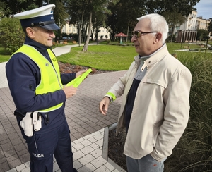 policjant rozdaje odblaski