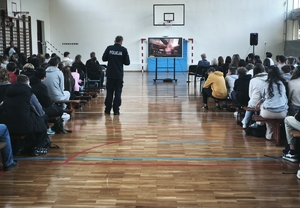 policjant z uczniami