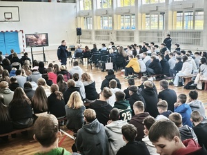 policjant z dziećmi